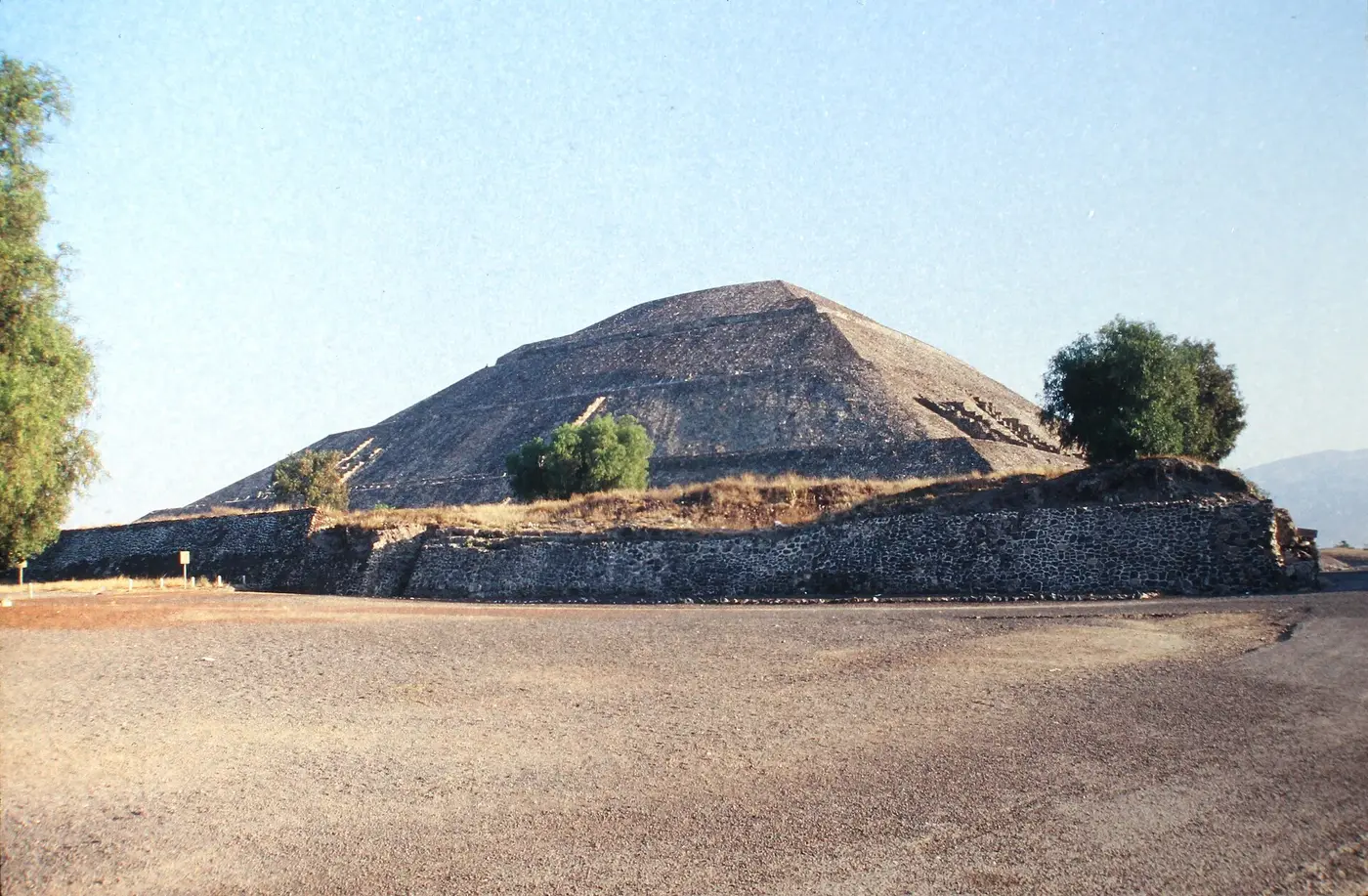 Pirámide del Sol en Teotihuacán bajo un cielo despejado